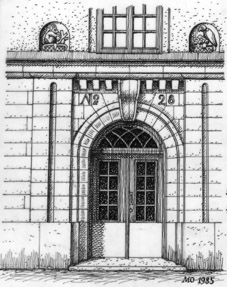 Kv Kejsaren 14, Högbergsgatan 28. 1911-13. Ark. Höög & Morssing. En kraftfull portal med överdrivna dimensioner. Djurornamenten - ekorren och duvan - symboliserar sparande och fred. Husnumret är ingraverat i stenen.