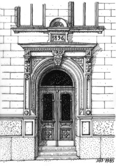 Kv Rosendal Mindre 11, Mariatorget 8. 1895-97. Ark. A.G. Forsberg. En vacker, fritt komponerad portal med perspektivmotiv och portalkröning.