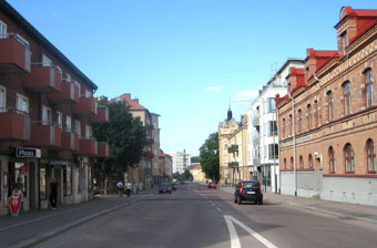 En funktionsblandad gata som ocks inrymmer kommersiell service. Ruddammsgatan i Eskilstuna. Bild: Mats Ohlin