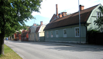 Den gamla Fristadens kvartersstruktur med bygnader i gatuliv och grdar som tittar fram bakom ppningar och plank. Bild: Mats Ohlin