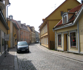 Tt, funktionsblandad och rumsligt intressant stadsstruktur som ocks r integrerad med den utanfrliggande stadsmiljn. Kpmangatan i Eskilstuna. Bild: Mats Ohlin
