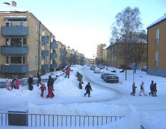 En odifferentierad gata med spontant uppkommen samspelsyta. Zetterbergsgatan i Eskilstuna. Bild: Helena Brobck