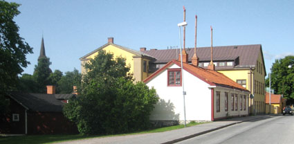 Gammal manufakturmiljö — som fortfarande fungerar — längs Köpmangatans nedre del. Foto: Mats Ohlin, aug 2009.