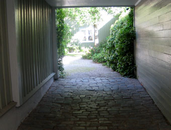 Inblickar från gatan in mot gårdarna innebär stora miljökvaliteter. Här en portik vid Köpmangatan. Foto: Mats Ohlin, aug 2009.