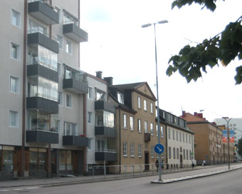Tegelbruksgatan, den stora infartsleden genom Nyfors. Foto: Mats Ohlin, aug 2009.
