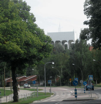 Vattentornet på sin akropol bidrar till stadens identitet. Foto: Mats Ohlin, aug 2009.