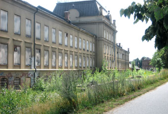 Trots namnet ligger Tunafors Fabriker i Nyfors. Idag väntar byggnadskomplexet på en ny användning. Foto: Mats Ohlin, aug 2009.