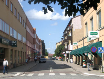 Kungsgatan västerut. Ett snedvinklat kvarter i stadsdelen Väster bildar fond. Foto: Mats Ohlin, aug 2009.