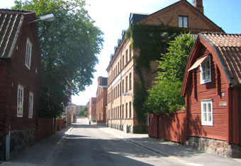 Eskilstuna-Magasinets byggnad innebär fortfarande en anpassning till det etablerade stadsmönstret . Foto: Mats Ohlin, aug 2009.
