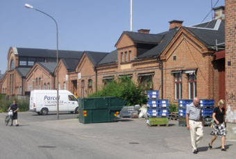 Väster, industriarkitektur vid Gredbyvägen. Foto: Mats Ohlin, aug 2009.