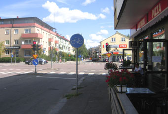 Öster, korsningen Klostergatan-Carlavägen, där en tendens till centrum för Öster kan skönjas. Foto: Mats Ohlin, aug 2009.