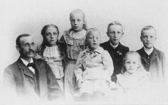 Bagare Appelkvist med sina sex barn: Ingrid, Tyra, Herbert, Gustav, Märta och Erik.